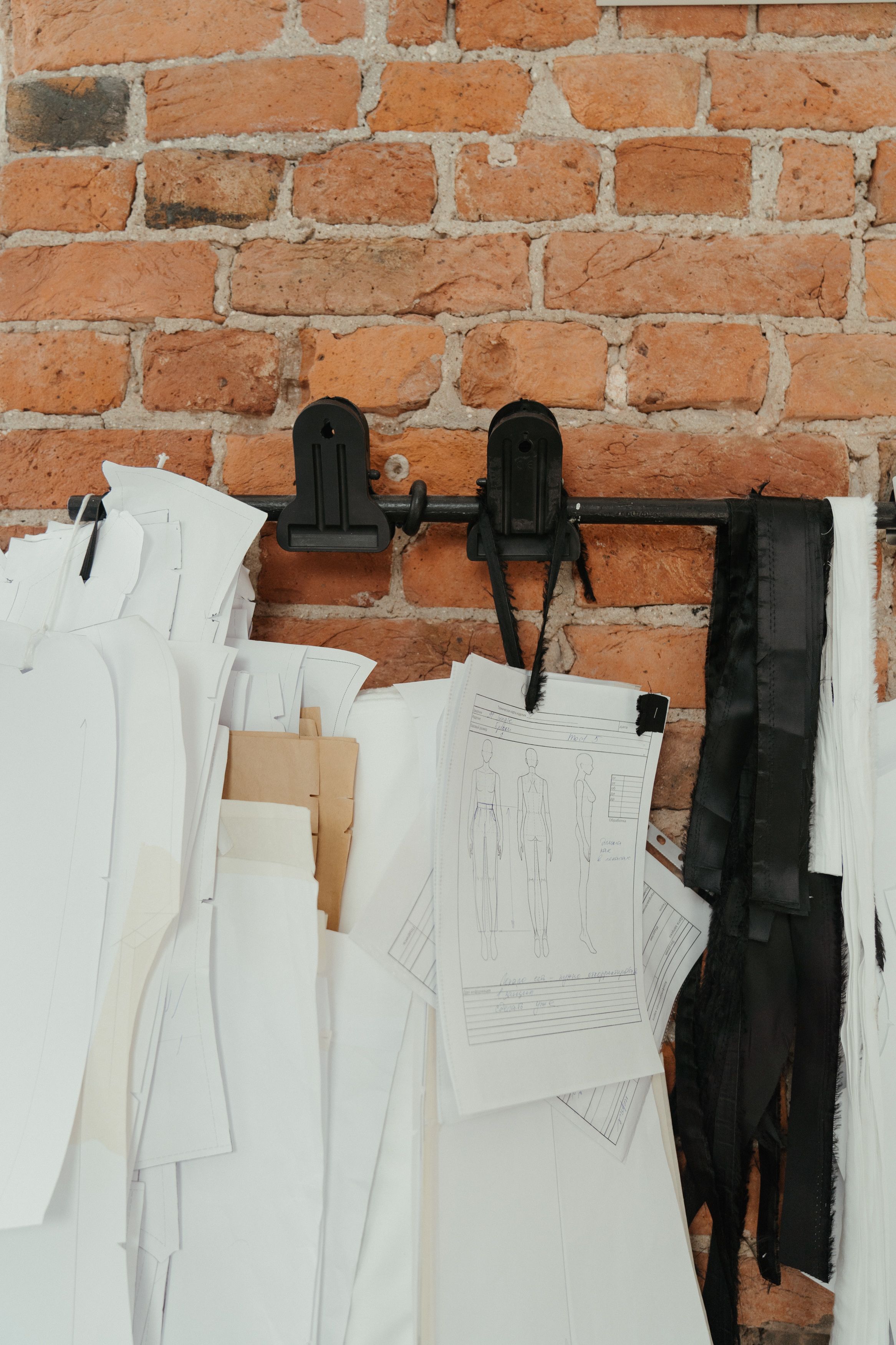 Schnittmuster und Skizzen im Atelier